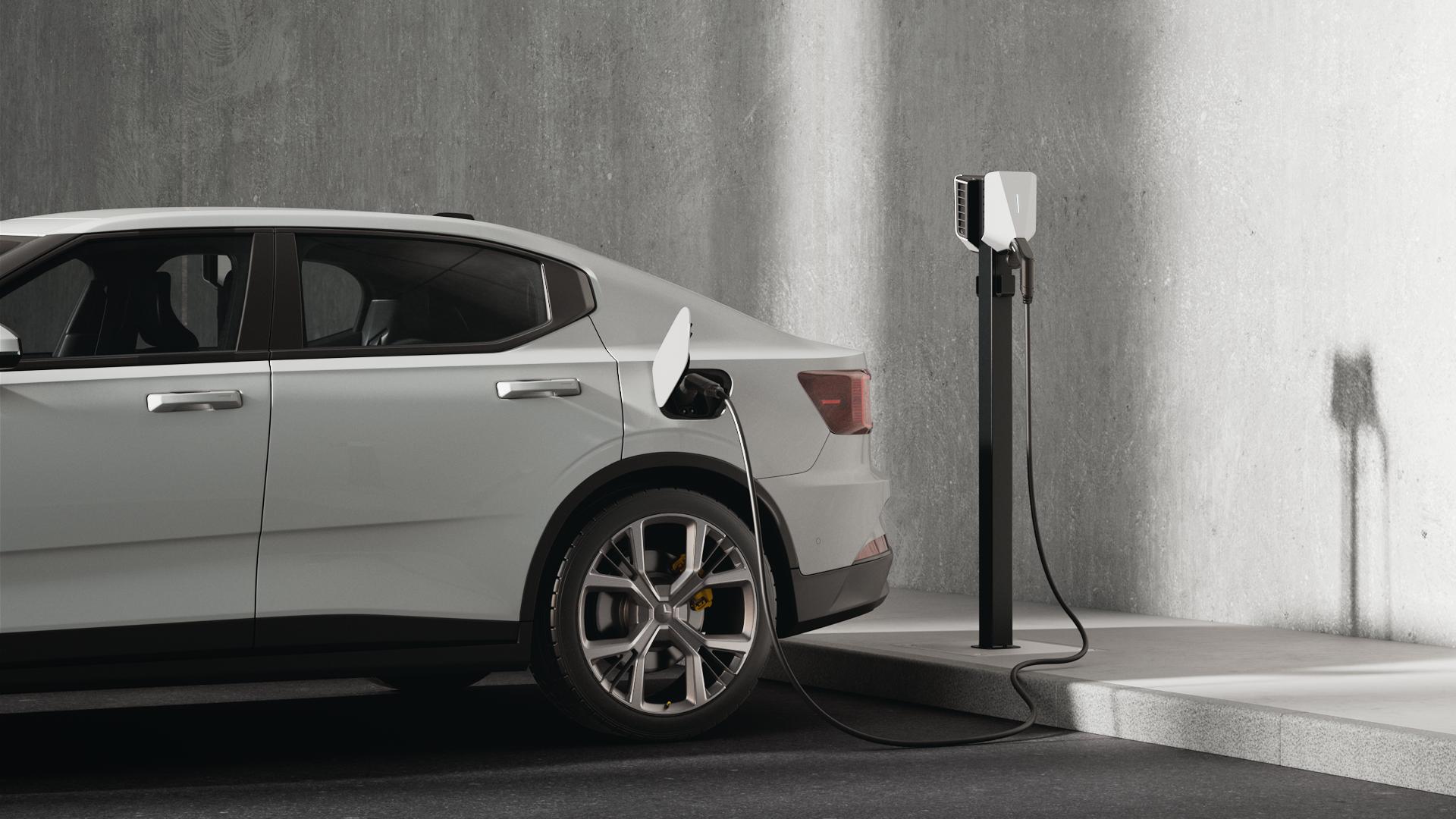 Elektrische auto die thuis oplaadt aan een laadpaal
